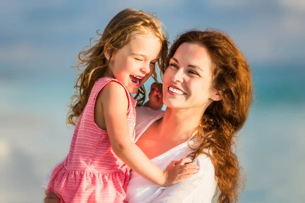 Happy mother and daughter on the ocean beach on Maldives at summer vacation — Stock Photo, Image