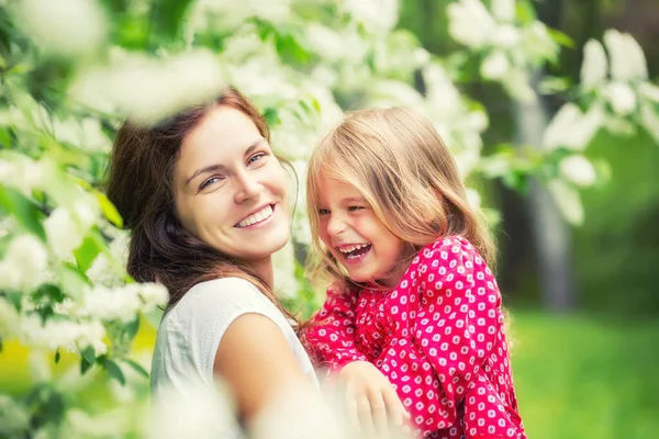 Mother and little daughter in spring park — Stock Photo, Image