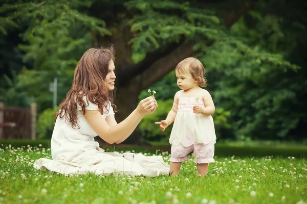 Mor och dotter i parken — Stockfoto