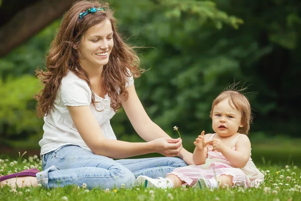 Mor och dotter i parken — Stockfoto