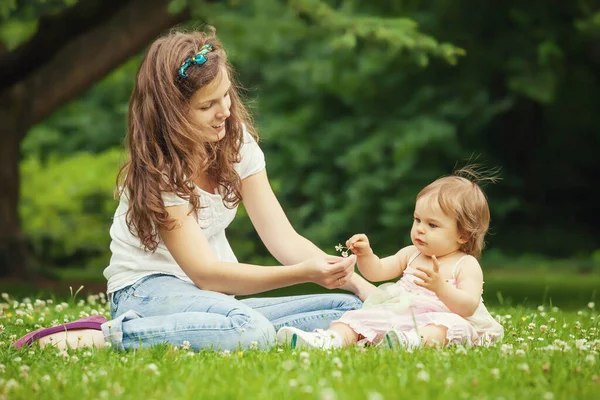 Madre e hija pequeña en el parque —  Fotos de Stock