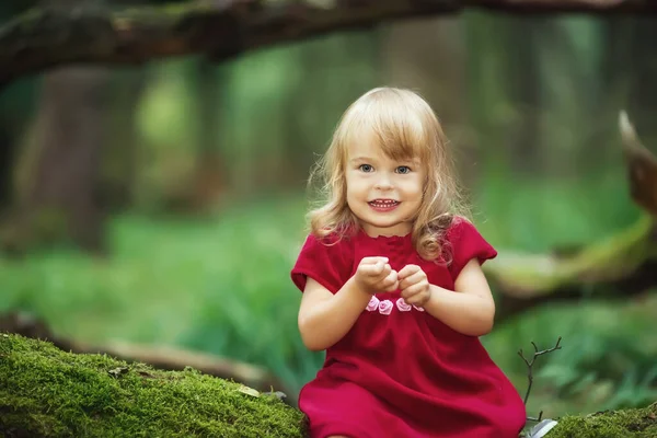 Liten flicka i skogen — Stockfoto