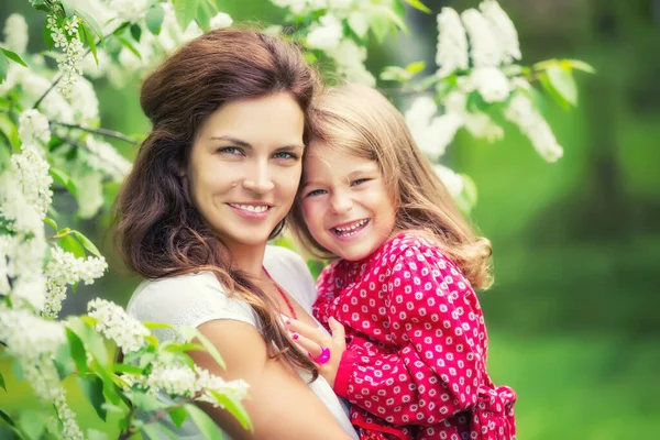 Mother and little daughter in spring park — Stock Photo, Image