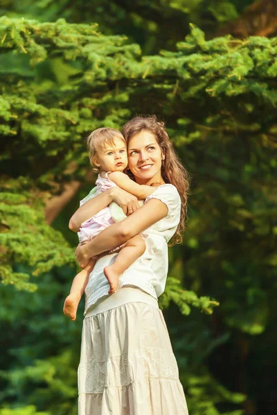 Moeder en dochtertje in het park — Stockfoto