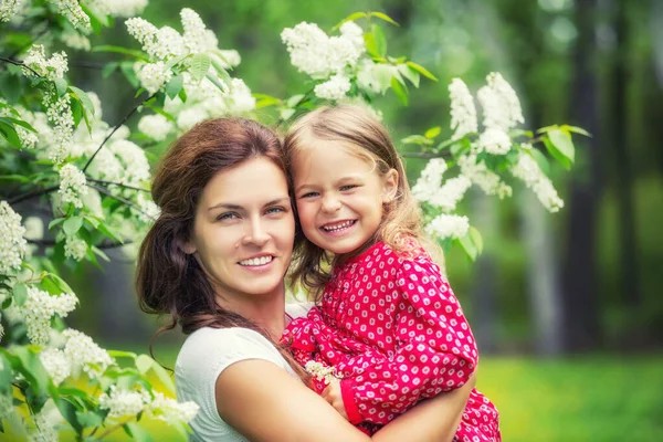 Moeder en dochtertje in het voorjaarspark — Stockfoto
