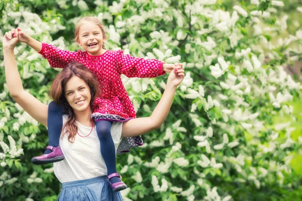 Mère et petite fille dans le parc de printemps — Photo