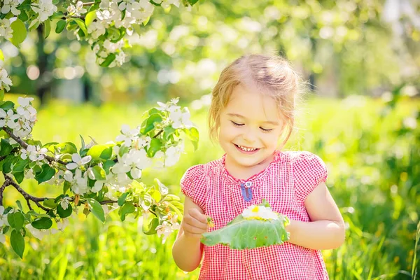 幸せな女の子でリンゴの木の庭 — ストック写真