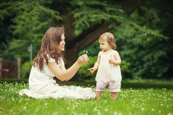 Мати і маленька дочка в парку Стокова Картинка