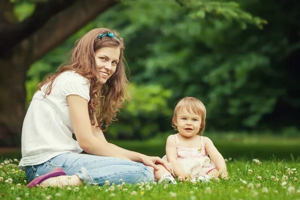 Matka a dceruška v parku — Stock fotografie