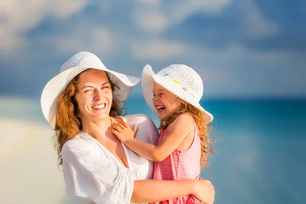 여름 방학 때 몰디브 해변에서 행복 한 어머니와 딸 — 스톡 사진