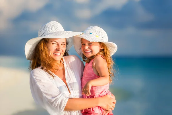 Šťastná matka a dcera na pláži na Maledivách o letních prázdninách — Stock fotografie