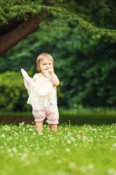 Little girl in the park — Stock Photo, Image