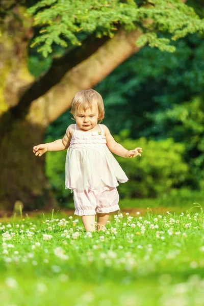 Parktaki küçük kız — Stok fotoğraf