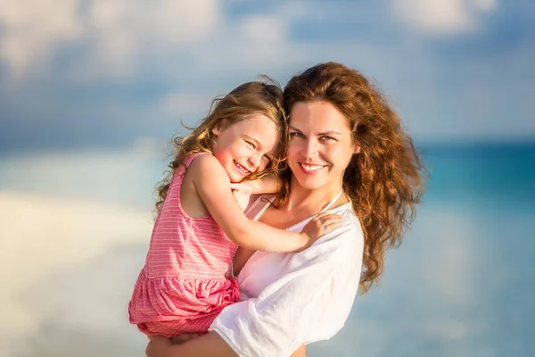 Mãe e filha felizes na praia do oceano nas Maldivas nas férias de verão — Fotografia de Stock