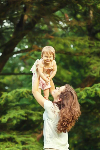 Moeder en dochtertje in het park — Stockfoto