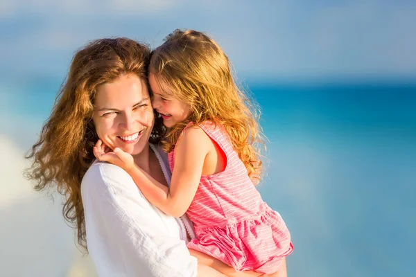 Feliz madre e hija en la playa del océano en Maldivas en las vacaciones de verano —  Fotos de Stock