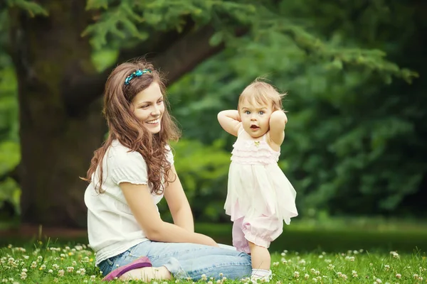 Anne ve küçük kızı parkta. — Stok fotoğraf