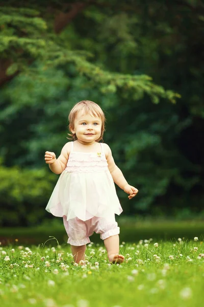 Маленька дівчинка в парку Ліцензійні Стокові Зображення