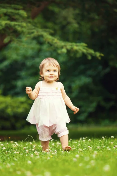 Petite fille dans le parc Images De Stock Libres De Droits