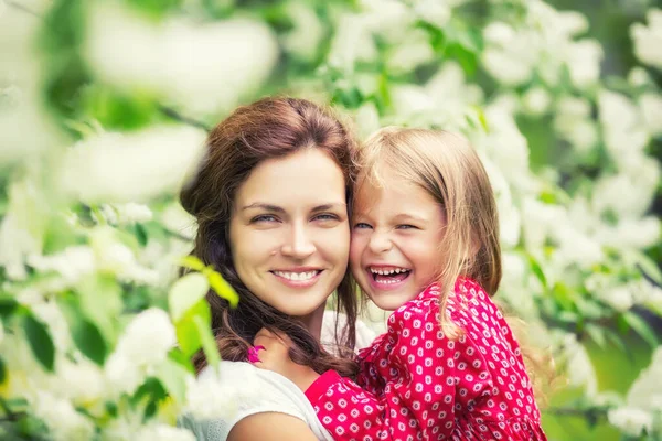 Moeder en dochtertje in het voorjaarspark — Stockfoto