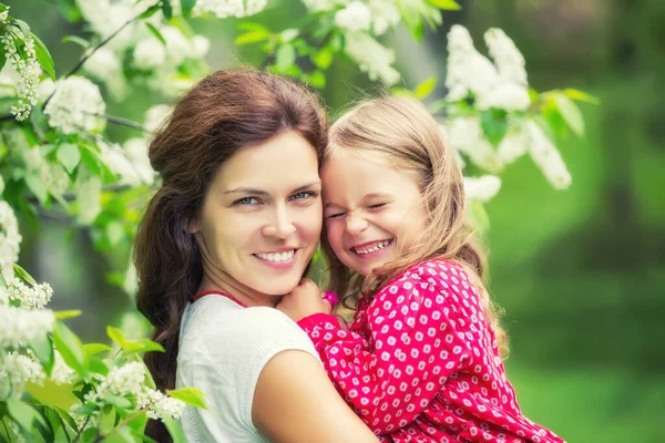 Мать и маленькая дочь в весеннем парке — стоковое фото