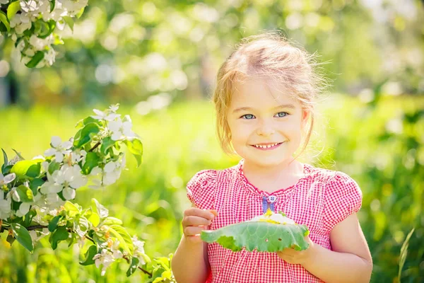 Szczęśliwa dziewczynka w ogrodzie jabłoni — Zdjęcie stockowe