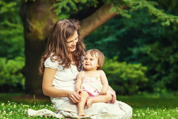 Мати і маленька дочка в парку Ліцензійні Стокові Фото