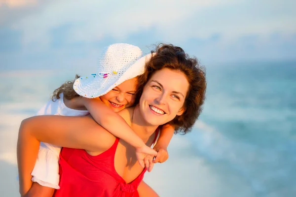 夏休みにモルディブのビーチで幸せな母親と娘 — ストック写真