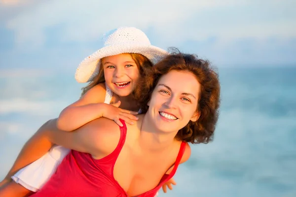 Lycklig mor och dotter på stranden på Maldiverna på sommarsemester — Stockfoto