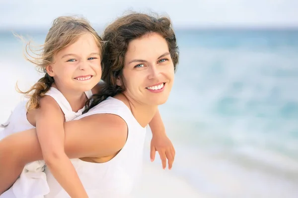 Happy mother and daughter on the ocean beach on Maldives at summer vacation — Stock Photo, Image