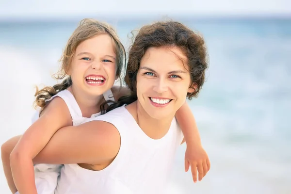 Gelukkige moeder en dochter op het strand van de zee op de Malediven in de zomer vakantie — Stockfoto