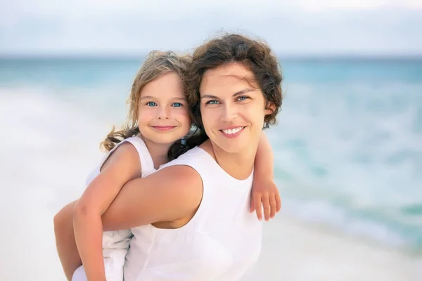 Happy mother and daughter on the ocean beach on Maldives at summer vacation — Stock Photo, Image