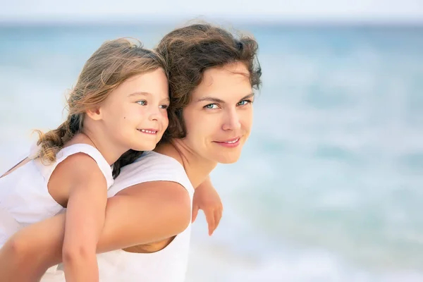 Feliz madre e hija en la playa del océano en Maldivas en las vacaciones de verano —  Fotos de Stock