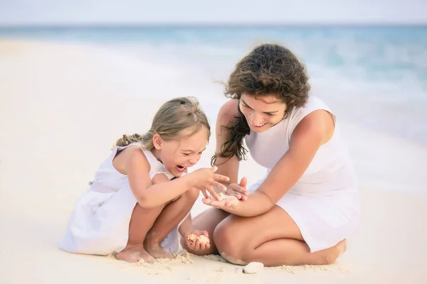 Mother and little daughter playing on the beach on Maldives at summer vacation — Stock Photo, Image