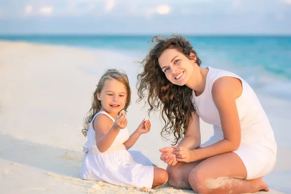 Matka a dcerka si hrají na pláži na Maledivách o letních prázdninách — Stock fotografie