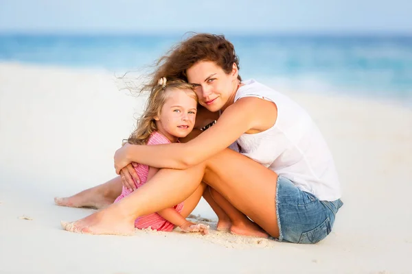 Mother and little daughter resting on the beach on Maldives at summer vacation — Stock Photo, Image