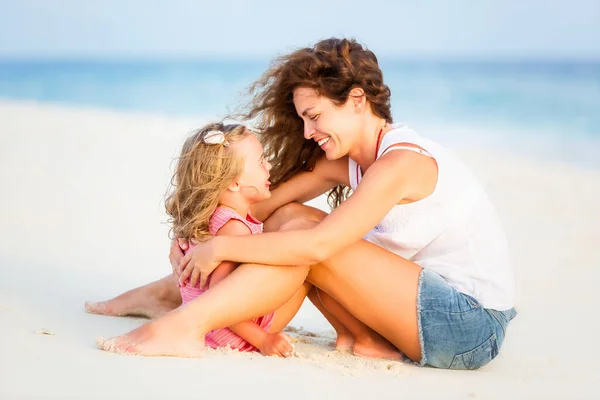 Mor och dotter vilar på stranden på Maldiverna på sommarsemester — Stockfoto