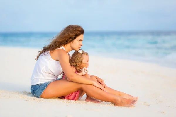 Mother and little daughter resting on the beach on Maldives at summer vacation — Stock Photo, Image