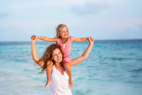 Счастливые мать и дочь на океанском пляже на Мальдивах во время летних каникул — стоковое фото