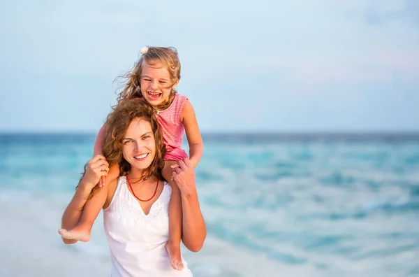 Feliz madre e hija en la playa del océano en Maldivas en las vacaciones de verano —  Fotos de Stock