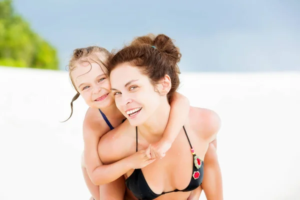 Happy mother and daughter on the ocean beach on Maldives at summer vacation — Stock Photo, Image