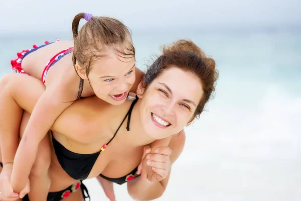 Feliz madre e hija en la playa del océano en Maldivas en las vacaciones de verano —  Fotos de Stock