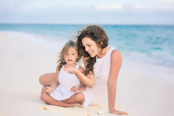 Mother and little daughter playing on the beach on Maldives at summer vacation — Stock Photo, Image