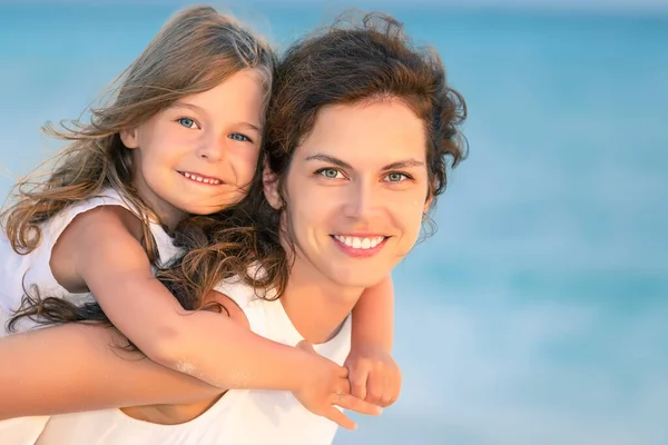 Gelukkige moeder en dochter op het strand van de zee op de Malediven in de zomer vakantie — Stockfoto