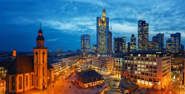 Panoramautsikt över Frankfurt i skymningen — Stockfoto