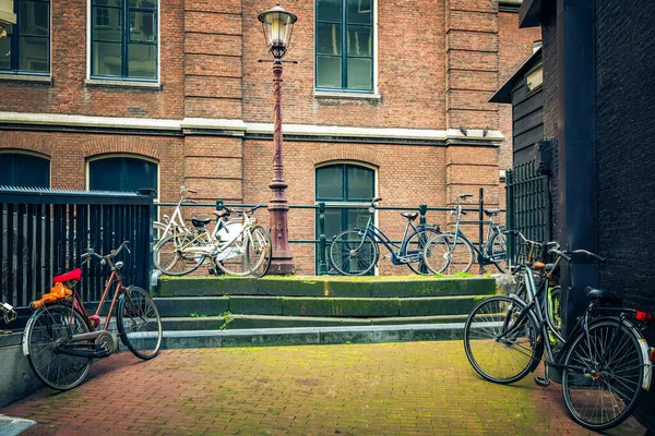 Klidná prázdná ulice v Amsterdamu — Stock fotografie
