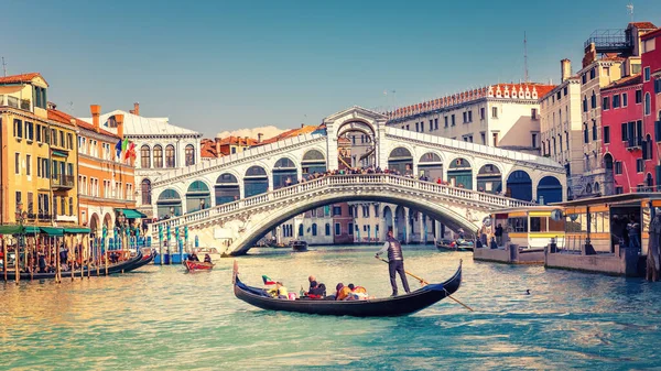 Gondola on Grand canal near Rialto bridge in Venice — Stock Photo, Image