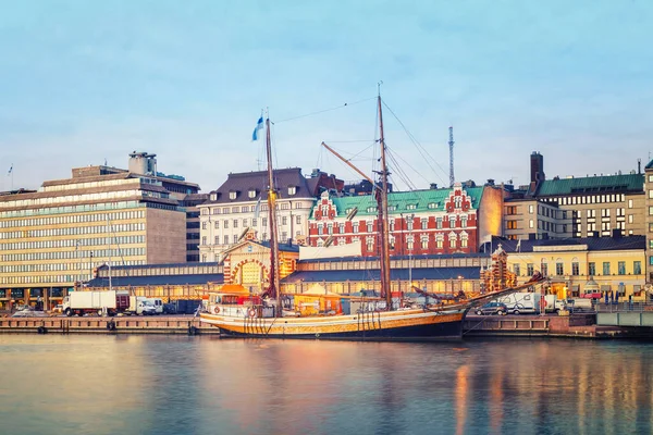 Blick auf den Hafen von Helsinki bei Sonnenuntergang lizenzfreie Stockfotos