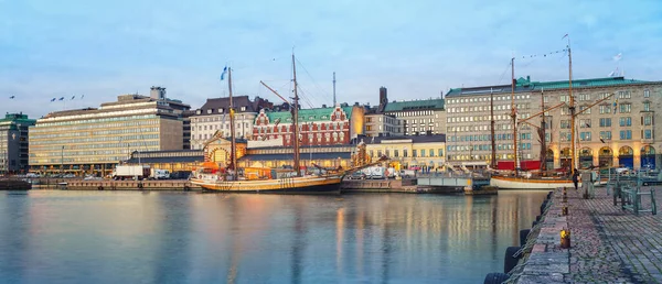 Blick auf den Hafen von Helsinki bei Sonnenuntergang lizenzfreie Stockbilder