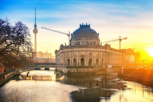 Museumsinsel in Berlin bei sonnigem Sonnenaufgang Stockbild
